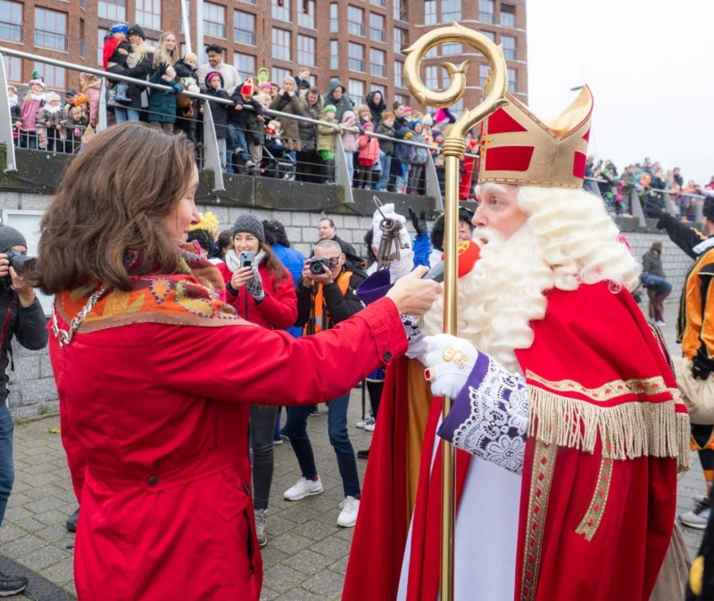 Sinterklaas op bezoek bij een feest